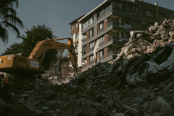 Na czym polega wyburzanie budynków? Przebieg prac krok po kroku
